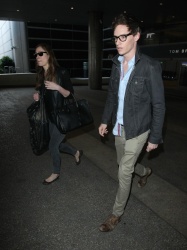 Eddie Redmayne - Arriving at LAX airport with his wife Hannah Bagshawe - February 21, 2015 - 10xMQ FqhMTiNQ