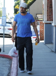 Josh Duhamel - getting lunch to-go in Brentwood, California - March 7, 2015 - 9xHQ G5E16BwN