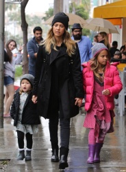 Jessica Alba - Shopping with her daughters in Los Angeles, 10 января 2015 (89xHQ) HR64YkMr