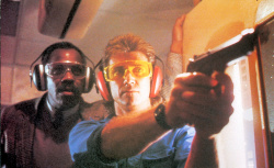 Mel Gibson, Danny Glover - Постеры и промо к фильму "Lethal Weapon (Смертельное оружие)", 1987 (15xHQ) Hfxg7LEI