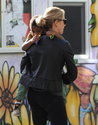 Charlize Theron - is spotted out and about with her son Jackson, 7 января 2015 (15xHQ) Hmx905bw