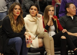 Cara Delavingne, Kendall Jenner and Khloe Kardashian - At the Basketball game, 7 января 2015 (23xHQ) IDIctOb0