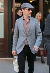 Benedict Cumberbatch - leaving the John Stewart studios in New York City (nov 18, 2014) - 4xHQ ILF0WuCq