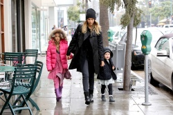 Jessica Alba - Shopping with her daughters in Los Angeles, 10 января 2015 (89xHQ) J2K0TAaH