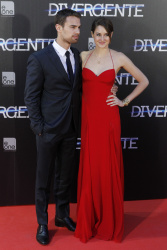 Theo James - Shailene Woodley, Theo James - на премьере фильма 'Divergent' at Callao Cinema, Мадрид, 3 апреля 2014 (302xHQ) JFIP8L7H
