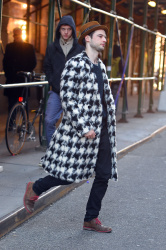 Sienna Miller and Tom Sturridge - seen out in Soho after lunch at Balthazar in New York, 13 января 2015 (8xHQ) KQLNpymB
