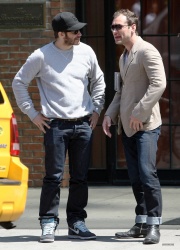 Jude Law - Jake Gyllenhaal & Jude Law - Out And About in East Village 2013.04.27 - 5xHQ Kge7XY3I