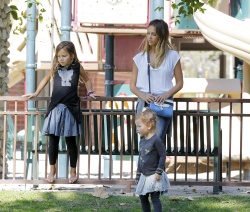 Jessica Alba - Jessica and her family spent a day in Coldwater Park in Los Angeles (2015.02.08.) (196xHQ) KpQEdNgo