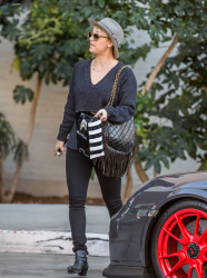 Kaley Cuoco - Out and about LA, 3 января 2015 (17xHQ) LDSfRVYk