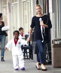Charlize Theron - spotted taking her son Jackson to his karate class in Los Angeles, California on February 23, 2015 (15xHQ) LFmvc49A