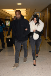 Kim Kardashian и Kanye West - Arriving at JFK airport in New York, 7 января 2015 (63xHQ) LXpt5JeE