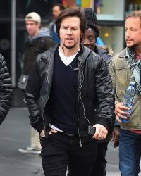 Mark Wahlberg - Mark Wahlberg - talking on his phone seen walking around New York City (December 14, 2014) - 19xHQ LyF9NsXS