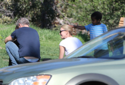 Sean Penn and Charlize Theron - enjoy a day the park in Studio City, California with Charlize's son Jackson on February 8, 2015 (28xHQ) MJf8Cv7L