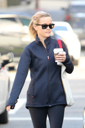 Reese Witherspoon - Out and about in Brentwood - February 5, 2015 (33xHQ) MhNSJp7l