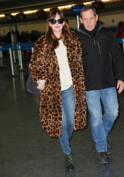 Dakota Johnson - Arriving at JFK Airport in New York City - February 5, 2015 - 13xHQ Mjpbu2vb