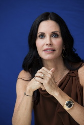 Courteney Cox - "Cougar Town" press confere nce portraits by Armando Gallo (Hollywood, October 14, 2011) - 16xHQ MouNsDYs