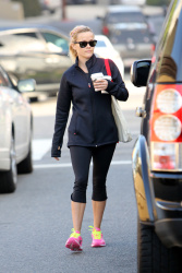 Reese Witherspoon - Out and about in Brentwood - February 5, 2015 (33xHQ) NCIagAmE