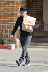 Sam Worthington - returns to his car after shopping at CVS in Malibu (2015.05.05) - 23xHQ NFqgZwUm