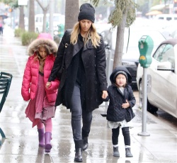 Jessica Alba - Shopping with her daughters in Los Angeles, 10 января 2015 (89xHQ) NFu0wjXP