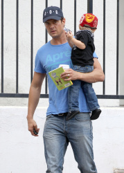 Josh Duhamel - Out for breakfast with his son in Brentwood - April 24, 2015 - 34xHQ NWGXdEJE
