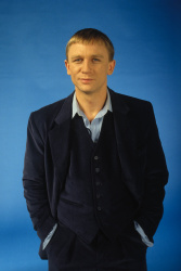 Daniel Craig - Daniel Craig - Photoshoot 1996 - 3xHQ NaUpliRy