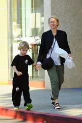 Naomi Watts - Taking her son to Karate class in LA - February 25, 2015 (20xHQ) Nk6WSrWX