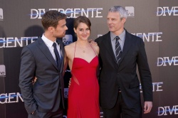 Theo James - Shailene Woodley, Theo James - на премьере фильма 'Divergent' at Callao Cinema, Мадрид, 3 апреля 2014 (302xHQ) NmwuLB3q