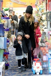 Jessica Alba - Shopping with her daughters in Los Angeles, 10 января 2015 (89xHQ) ObK0JlIo