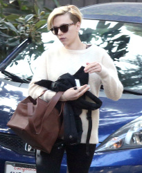 Scarlett Johansson - Out and about in LA - February 19, 2015 (28xHQ) OsOo0JV2