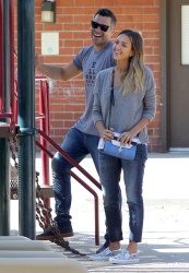 Jessica Alba - Jessica and her family spent a day in Coldwater Park in Los Angeles (2015.02.08.) (196xHQ) PCKsfacl