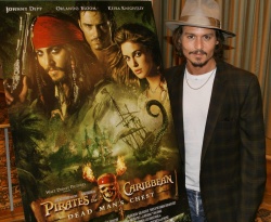 Johnny Depp - "Pirates of the Caribbean: Dead Man's Chest" press conference portraits by Armando Gallo (Los Angeles, June 22, 2006) - 16xHQ PQ0O2rLC