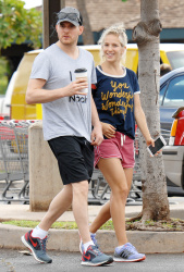 Michael Buble - and his wife Luisana Lopilato stop to grab some coffee while out and about in Maui, Hawaii on January 6, 2015 - 12xHQ PZJwNa8a