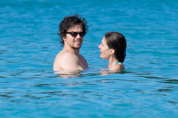 Mark Wahlberg - and his family seen enjoying a holiday in Barbados (December 26, 2014) - 165xHQ Q7FWyMqv