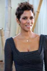 Halle Berry - Frankie & Alice press conference portraits by Vera Anderson, Hollywood, November 30, 2010) - 13xHQ QnPDCaoP