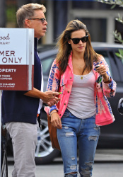 Alessandra Ambrosio - Out and about in Brentwood, 28 января 2015 (17xHQ) R0NeM3jb