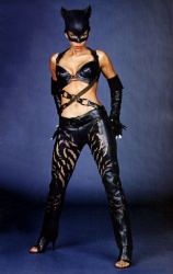 Halle Berry, Sharon Stone, Benjamin Bratt, Lambert Wilson - промо стиль и постеры к фильму "Catwoman (Женщина-кошка)", 2004 (77хHQ) SIigaOcf