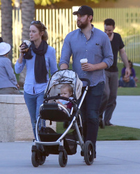 Emily Blunt - and husband John Krasinski take their daughter Hazel out for lunch and a stroll in Los Angeles, California with her baby girl Hazel on January 24, 2015 - 22xHQ TPnH0Kaf