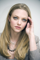Amanda Seyfried - Gone press conference portraits by Vera Anderson (Beverly Hills, February 10, 2012) - 8xHQ TlFO6Nks