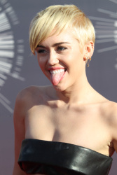 Miley Cyrus - 2014 MTV Video Music Awards in Los Angeles, August 24, 2014 - 350xHQ TsM8kmcI
