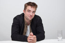Robert Pattinson - Robert Pattinson - The Rover press conference portraits by Herve Tropea (Los Angeles, June 12, 2014) - 11xHQ V4CBoOa7