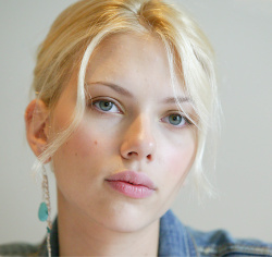 Scarlett Johansson - "A Love Song For Bobby Long" press conference portraits by Armando Gallo (Los Angeles, November 1, 2004) - 29xHQ V5d545F2