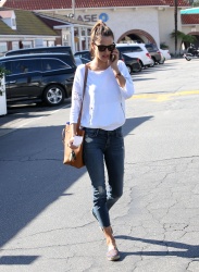Alessandra Ambrosio - Out and about in Brentwood, 27 января 2015 (33xHQ) V703eiYZ