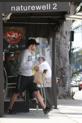 Robert Pattinson - Robert Pattinson - grabs a healthy lunch from organic eatery, T Cafe Organic - June 5, 2015 - 13xHQ VCJydWGF