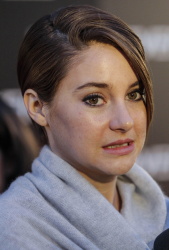 Shailene Woodley, Theo James - на премьере фильма 'Divergent' at Callao Cinema, Мадрид, 3 апреля 2014 (302xHQ) VJEHHRSD