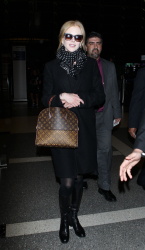 Nicole Kidman - Arriving at LAX airport in Los Angeles (2015.02.04.) (14xHQ) VYZ7FLrF