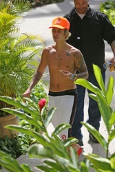 Justin Bieber - out in Hawaii, April 8, 2015 - 9xHQ VhHKYS6Y