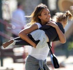 Jessica Alba - Jessica and her family spent a day in Coldwater Park in Los Angeles (2015.02.08.) (196xHQ) Vv4bYA0R