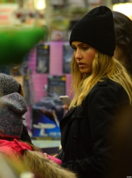 Jessica Alba - Shopping with her daughters in Los Angeles, 10 января 2015 (89xHQ) W9SgtWed