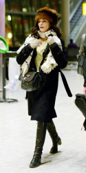 Rachel Weisz - Rachel Weisz - Arriving at Heathrow Airport in London, 30 января 2015 (21xHQ) WqN9IvnP