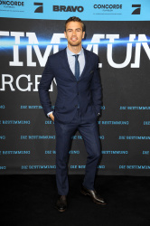 Theo James - на премьере фильма 'Divergent' at Sony Centre, Берлин, 1 апреля 2014 (129xHQ) WuazKcvW